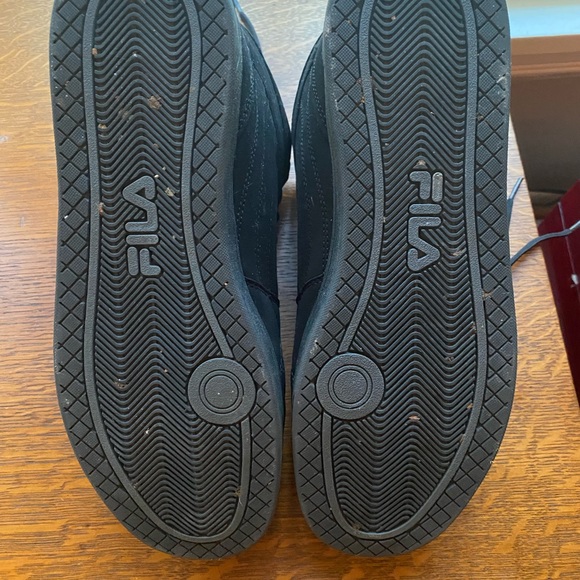 Men’s Fila athletic shoe - Picture 3 of 5